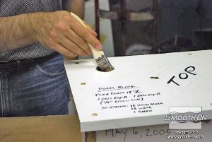 לחיצה להגדלת תמונה מורחים גם כל החורים במכסה חומר הפרדה על בסיס וקס Sonite Wax, כדי למנוע מהקצף להדבק.