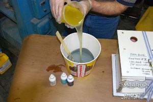 לחיצה להגדלת תמונה שופכים גם את הבסיס של קצף הFlex Foam-iT! X אל מיכל הערבוב.