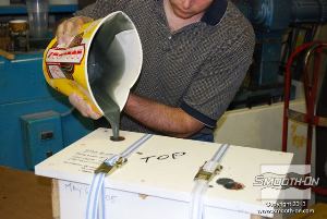 לחיצה להגדלת תמונה שופכים עוד מהקצף לחור בצד השני של המכסה.