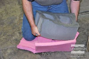 לחיצה להגדלת תמונה מוציאים את יציקת הפוליאוריטן הגמישה מתבנית הסיליקון.