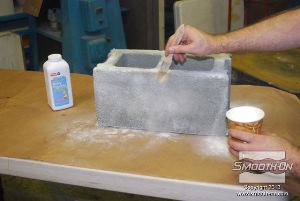 לחיצה להגדלת תמונה מפזרים מעט טלק על פני היציקה כדי לתת לה מראה יותר אמיתי.