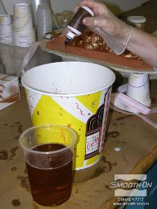 לחיצה להגדלת תמונה מוסיפים פיגמנט אל קצף פוליאוריתן Foam iT!® 5 עם פגימנט לפוליאוריתן So-Strong חום.