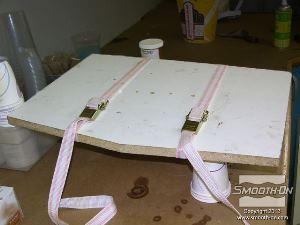 לחיצה להגדלת תמונה מורחים על קרש תמיכה עם מספר חורי אוורור חומר הפרדה על בסיס וקס Ease Release 2831, לאחר מכן, משתמשים ברצ'טים כדי לאטום את התבנית ולספק התנגדות להתפשטות הקצף.