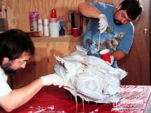 לחיצה להגדלת תמונה מורחים על תחתית המודל סיליקון להכנת תבנית Mold Max® 30 בתוספת מאיץ לסיליקון Fast Cat® 30. מורחים 3 שכבות של הסיליקון וממלאים את כל הזוויות השליליות (אנדרקאטים).