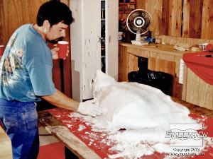 לחיצה להגדלת תמונה מסמיכים את ה סיליקון לתבנית Mold Max® 30 בעזרת מסמיך Thi-Vex.