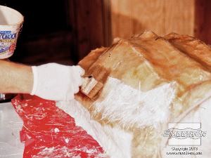 לחיצה להגדלת תמונה מוסיפים עוד 280 גרם של בד סיבי זכוכית ומספיגים באפוקסי.