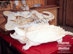 לחיצה להגדלת תמונה מנקים את היציקה מחומרי ההפרדה לגמרי בעזרת אצטון.