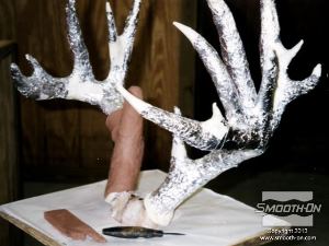 לחיצה להגדלת תמונה עוטפים את הקרניים בנייר אלומיניום כדי להגן עליהם.