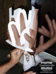 לחיצה להגדלת תמונה יוצרים מחיצות מקרטון במקומות אסטרטגיים, כדי להפריד בין חלקי מעיל התמיכה.