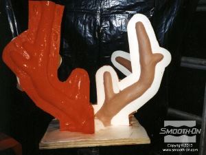 לחיצה להגדלת תמונה מחזקים את חלקי מעיל התמיכה בסיבי זכוכית. מניחים לכל חלק במעיל התמיכה להתמצק לגמרי לפני שממשיכים לחלק הבא.