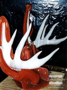 לחיצה להגדלת תמונה מורחים חומר הפרדה Sonite Wax על כל המשטחים הפנימיים של מעיל התמיכה. לאחר מכן, בונים אותו מחדש סביב הקרניים ונועלים את הברגים. 