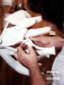 לחיצה להגדלת תמונה בזמן שחותחכים את הסיליקון Mold Max® 30 עם סכין חד, יש לפתוח אותו בעדינות משני הצדדים כדי להקל על ביצוע החיתוך. מסירים את תבנית הסיליקון Mold Max® 30 לגמרי מהמודל.