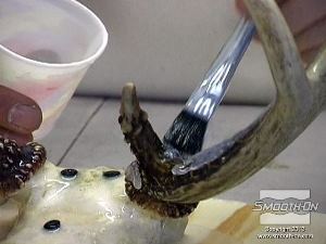 לחיצה להגדלת תמונה מורחים שכבה ראשונה (דקה יחסית) של סיליקון למריחה Dragon Skin®  על המודל, כדי למנוע כליאת בועות אוויר בתבנית.