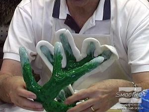 לחיצה להגדלת תמונה יוצרים מחיצות מקרטון במקומות אסטרטגיים, כדי להפריד בין חלקי מעיל התמיכה.