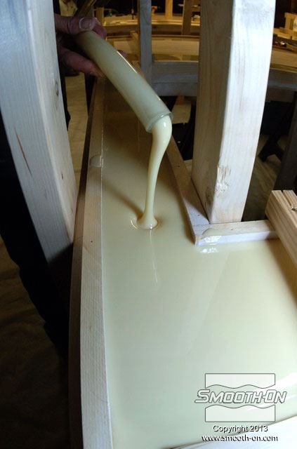 לחיצה להגדלת תמונה מניחים לגומי פוליאורתן VytaFlex 60 להתמצק במשך 16 שעות בטמפ' החדר (23C).