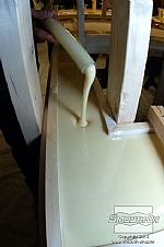 מניחים לגומי פוליאורתן VytaFlex 60 להתמצק במשך 16 שעות בטמפ' החדר (23C).