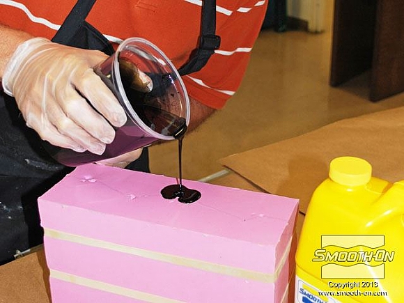 לחיצה להגדלת תמונה מערבבים את חלקי הבסיס והמקשה של הפוליאוריטן הקשיח Smooth-Cast® ONYX  ביחס ערבוב של 1A:1B לפי נפח ושופכים אותו אל תבנית סיליקון.  תבנית הסיליקון היא תבנית מחלק אחד שחתוכה במקום אחד .