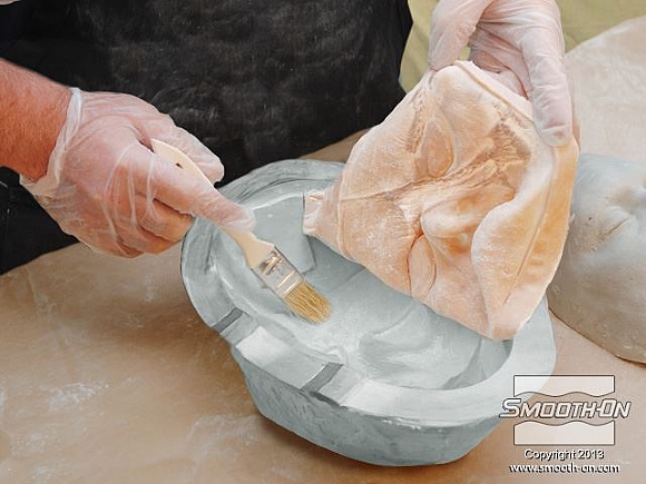 לחיצה להגדלת תמונה לאחר שעה חולצים את המסיכת הסיליקון מהתבנית.  כדי לחלוץ את המסיכה מהחצי הקעור של התבנית אפשר להעזר במברשת ואבקת טלק.