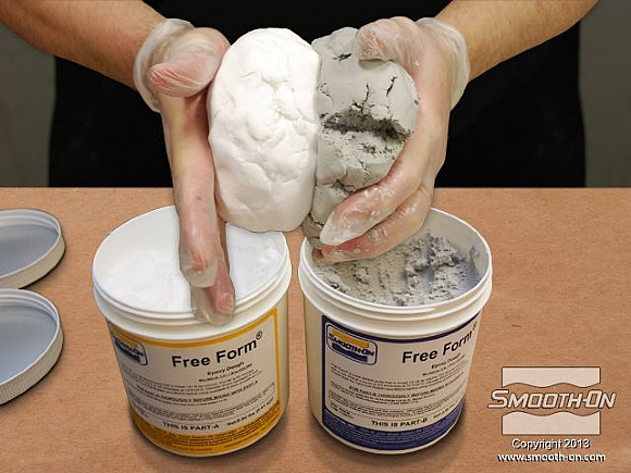 לחיצה להגדלת תמונה כדי למלא את נפח היציקה משתמשים ב בצק אפוקסי קל משקל -Free Form® Air. מערבבים את שני החלקים ביחס ערבוב 1:1 לפי נפח עד שמתקבל בצק בצבע אחיד.