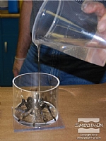 כדי למנוע מהטרנטולה לצוף בסיליקון, ראשית שופכים כמות קטנה של חומר כך שמכסים את העכביש בערך עד אמצע הרגלים ותחתית הגוף.