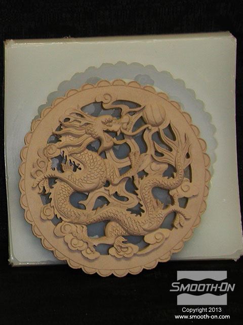 לחיצה להגדלת תמונה בתמונה: שרף הפוליאוריתן המוצק לאחר שהוצא מתבנית סיליקון הDragon Skin.