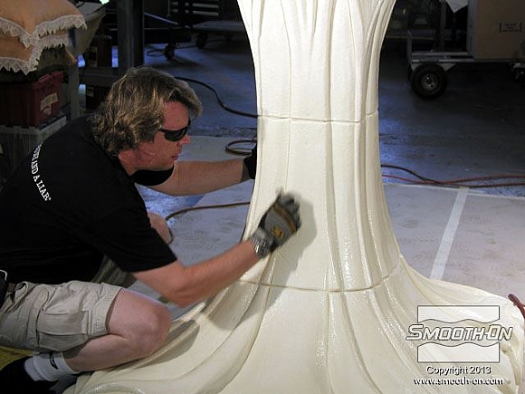 לחיצה להגדלת תמונה משייפים את המודל ביד כדי לקבל גימור ניתן לצביעה.