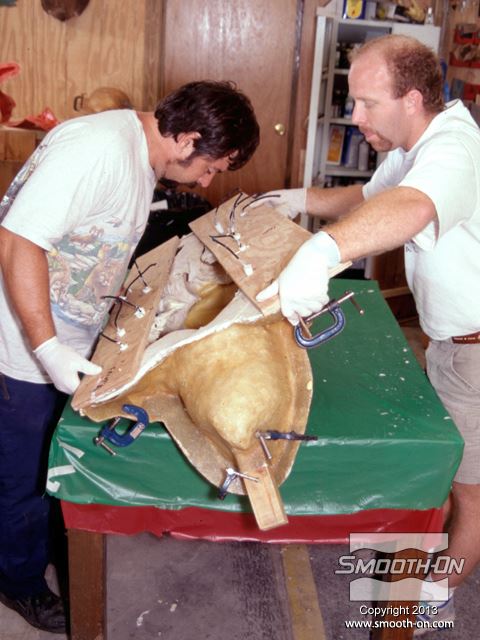 לחיצה להגדלת תמונה מסובבים את התבנית כדי לפזר את הפוליאוריתן הנוזלי Smooth-Cast® 320 באופן אחיד עד שיתמצק ויצור מעטפת אחידה (תהליך יציקה ברוטציה - Rotational Molding).