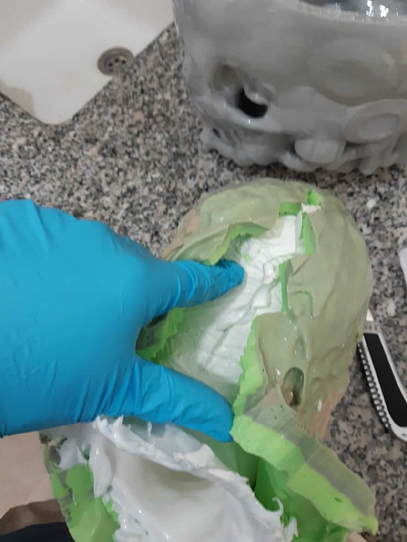 לחיצה להגדלת תמונה מורן השתמש ב Body double silk ליצירת תבנית ראש ולאחר מכן יצק  Smooth Cast 65D