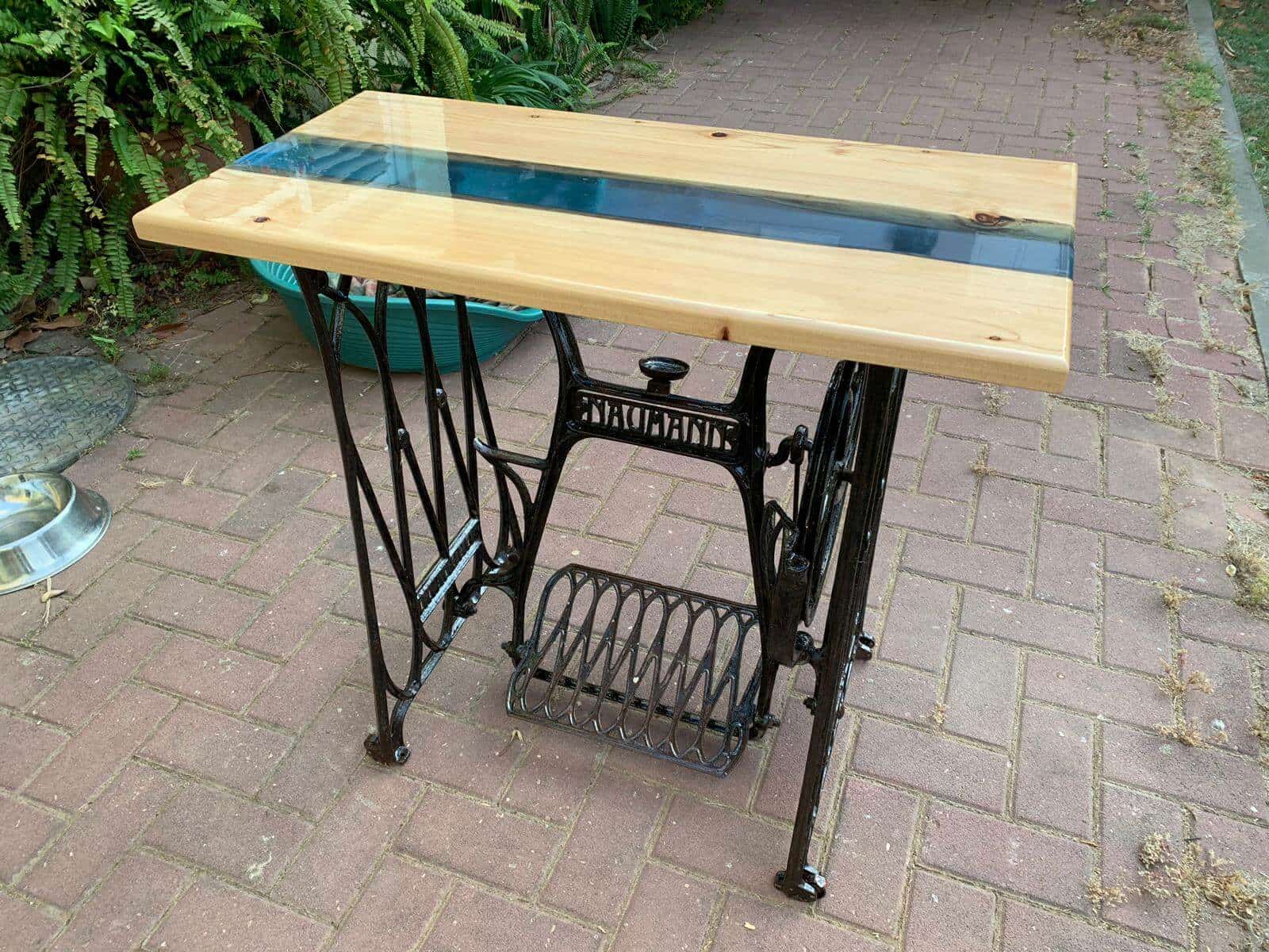 שולחן רטרו ייחודי מעץ אורן עם ציפוי אפוקסי קריסטלי + פיגמנט כחול