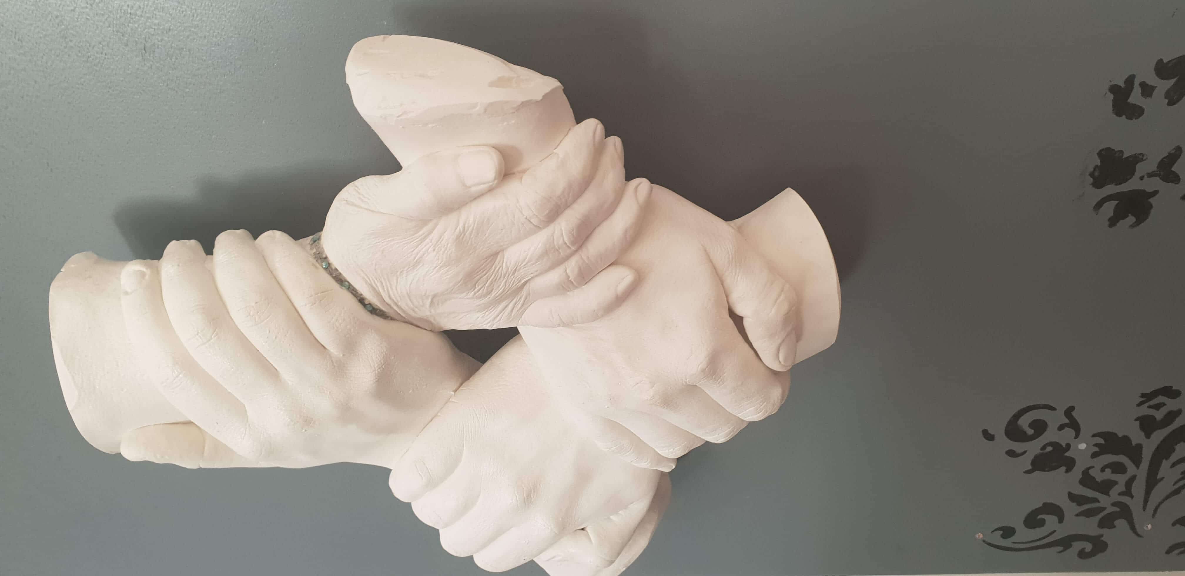 העתקת ידיים של 3 דורות של משפחה כולל תאורה נסתרת ותלייה על הקיר כתמונה