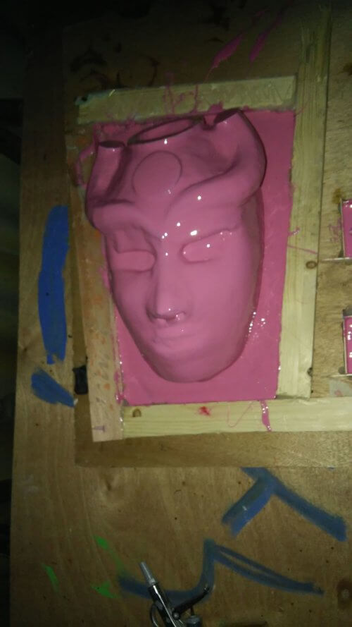 לחיצה להגדלת תמונה לאחר הכנת הבסיס, הוכנה תבנית סיליקון של המסכה במריחה של שכבות סיליקון. לקרניים הוכנו תבניות נפרדות, גם הן במריחת שכבות