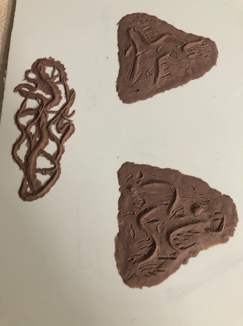 לחיצה להגדלת תמונה פיסול לחיים מצולקות ורצועות של סימני כוויה עמוקים מחימר פיסולי