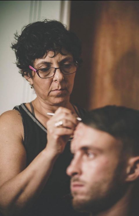 לחיצה להגדלת תמונה הצביעה נעשתה בעזרת צבעי אלכוהול ומעליהם נגיעות של דם נוזלי וקרוש.