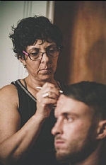 הצביעה נעשתה בעזרת צבעי אלכוהול ומעליהם נגיעות של דם נוזלי וקרוש.