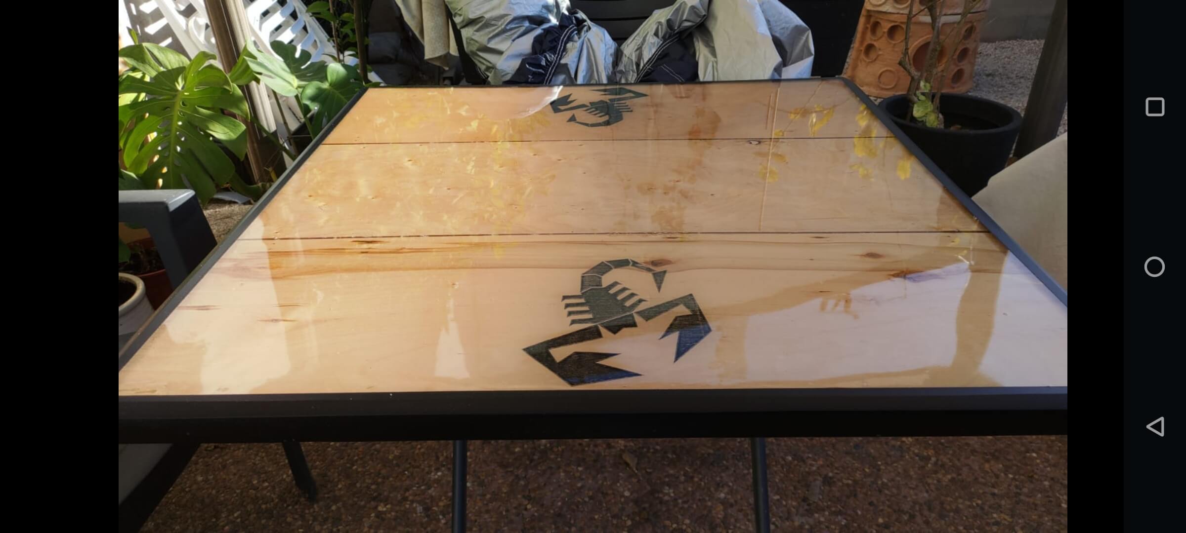 שולחן מעוצב עם איורי עקרב בציפוי אפוקסי שקוף קריסטלי פרי יצירתו של אדי גרבר