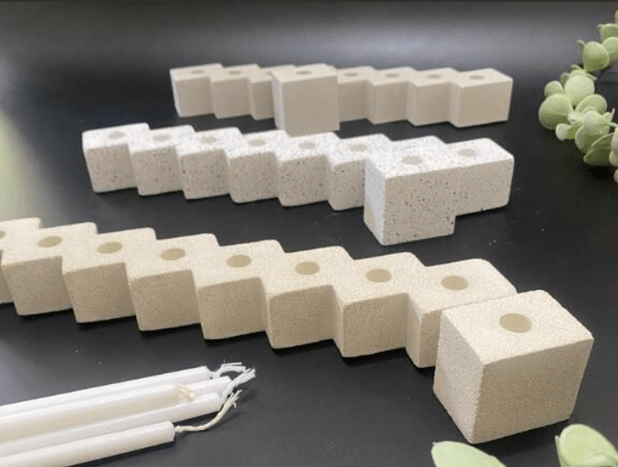 חנוכייה ייחודית מקוביות בטון שמאפשרת למספר את היום בחג