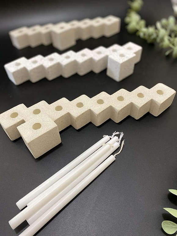 לחיצה להגדלת תמונה חנוכייה ייחודית מקוביות בטון שמאפשרת למספר את היום בחג