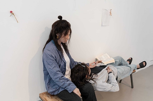 לחיצה להגדלת תמונה מיצג מפתיע של פיסול דמויות פרי ידיה של האומנית להלי פרילינג