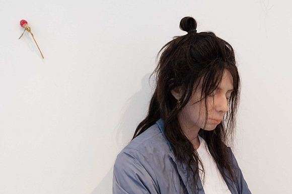 לחיצה להגדלת תמונה מיצג מפתיע של פיסול דמויות פרי ידיה של האומנית להלי פרילינג