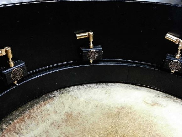 בניית מנגנון כיוון עתיק לתוף אירי - גל הילטש