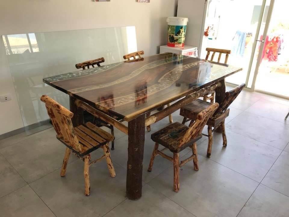 פינת אוכל מרהיבה מעץ (שולחן + כיסאות) - משה רוזנברג