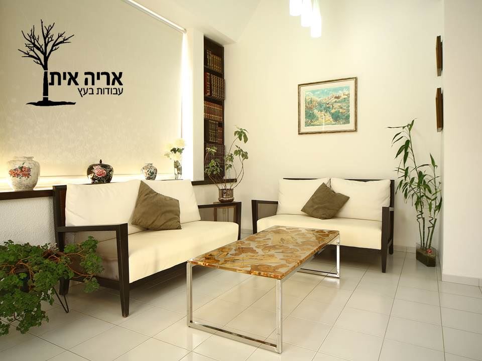 לחיצה להגדלת תמונה שולחן מעוצב במילוי אפוקסי שקוף קריסטלי מבית סרמט - באדיבות אריה איתן