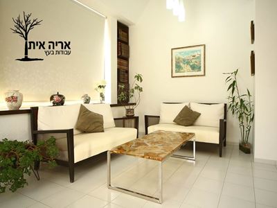 שולחן מעוצב במילוי אפוקסי שקוף קריסטלי מבית סרמט - באדיבות אריה איתן