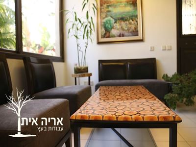 שולחן מעוצב במילוי אפוקסי שקוף קריסטלי מבית סרמט - באדיבות אריה איתן