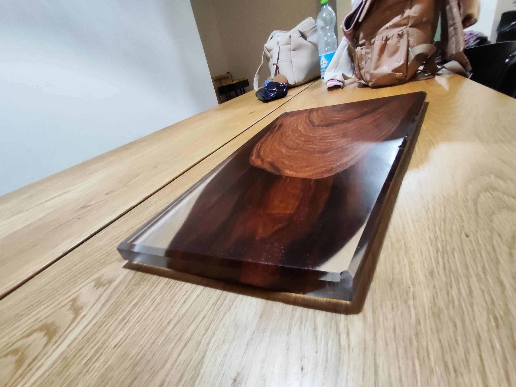 הכנת מדף מעץ - עבודה עם אפוקסי RP 026UV בפעם הראשונה