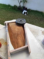 לאחר שיוף, הכנת המסגרת מסביב והכנה ליציקה – איטום המסגרת עם דבק חם ומריחת חומר הפרדה על התבנית. העץ מרוח בלכה על מנת שלא תכנסנה בועות אוויר מהעץ לאפוקסי