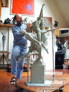 לחיצה להגדלת תמונה ביל קירקפאטריק עובד על פסל החימר המקורי שלו.