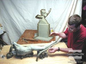 לחיצה להגדלת תמונה מכינים מחיצות מחימר נטול גופרית LBT על מודל האישה עבור הכנת התבנית.