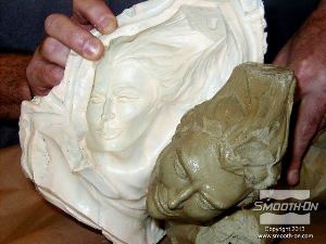 לחיצה להגדלת תמונה לאחר התמצקות החומרים, מסירים את חצי התבנית ממודל החימר.