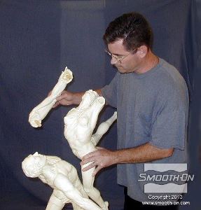 לחיצה להגדלת תמונה מרכיבים את יציקות הפלסטיק כדי ליצור העתק מושלם של הפסל המקורי.